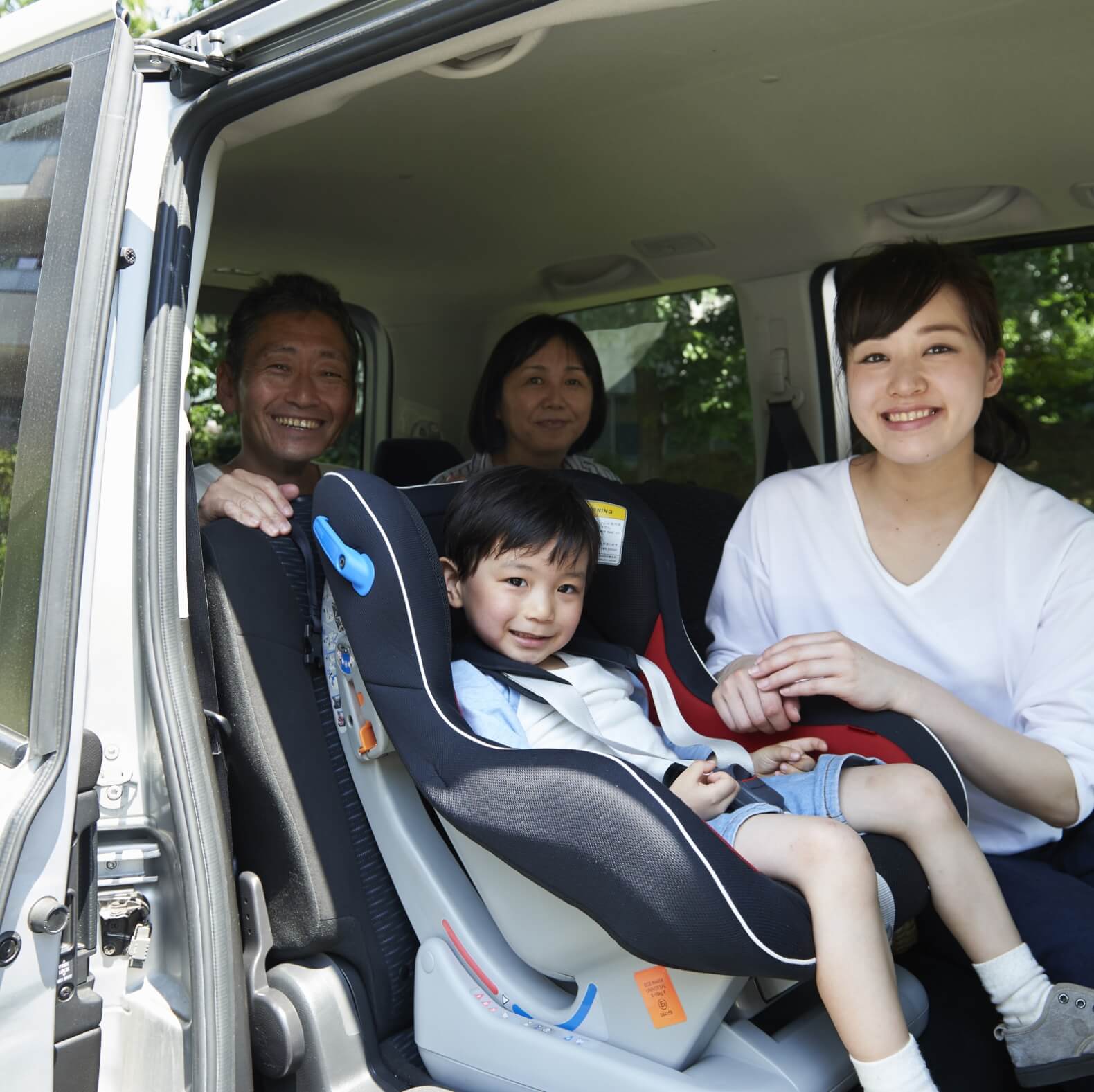 ハイヤーに乗車している4人家族